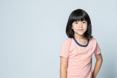 Beyaz arka planda Asyalı tatlı kız, sevimli çocuk.