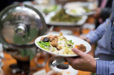 Yemeği kepçelemek, yemek servisi, yemek zamanı.