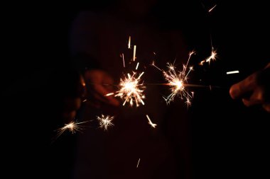 Koyu renk sırtüstü kıvrımlı maytap ışığı