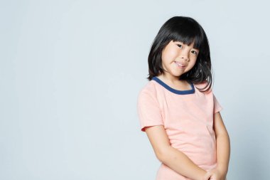 Beyaz arka planda Asyalı tatlı kız, sevimli çocuk.