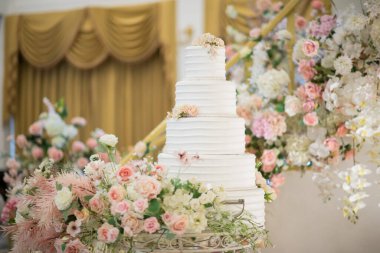 Arkası bulanık güzel bir düğün pastası.
