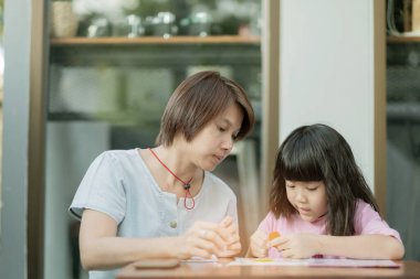 Çocuk annesiyle ödev yapıyor, aile kavramı, öğrenme zamanı, öğrenci, okula geri dönüyor. 