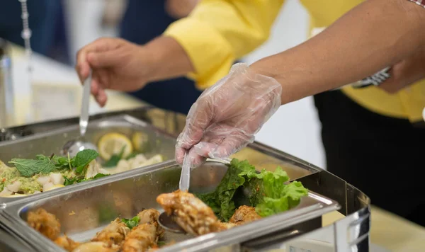 Person Wearing Gloves Scooping Food Catering Dinner Time Prevent Coronavirus — Stock Photo, Image