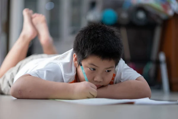 Bambini Ragazzo Che Compiti Bambino Scrivere Carta Concetto Famiglia Tempo — Foto Stock