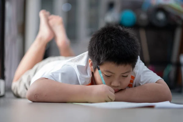 Bambini Ragazzo Che Compiti Bambino Scrivere Carta Concetto Famiglia Tempo — Foto Stock