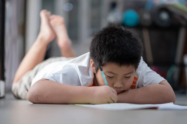 Bambini Ragazzo Che Compiti Bambino Scrivere Carta Concetto Famiglia Tempo — Foto Stock