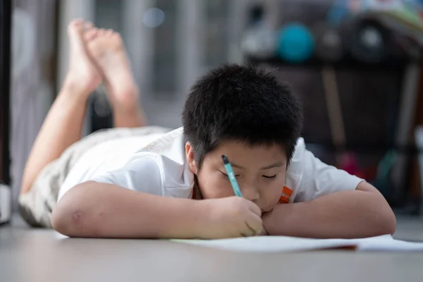 Bambini Ragazzo Che Compiti Bambino Scrivere Carta Concetto Famiglia Tempo — Foto Stock