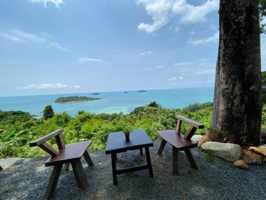 Okyanus arka planlı rahat sandalye, güzel manzara.