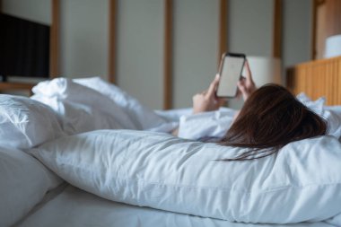 Telefonda konuşan Asyalı kadın.