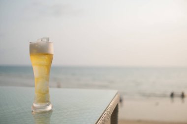 Deniz zeminli bir bardak bira, kutlama.