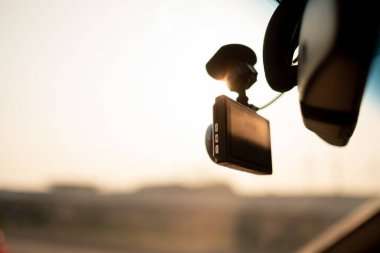 Araba kayıt cihazı, güvenlik kameraları, güvenlik ateşleyicileri.