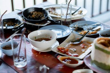  Parti sonrası yemek artıkları, kirli foo.