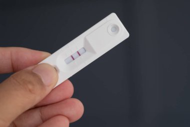 covid-19 antijen hızlı test kiti (ATK) ile pozitif test sonucu, test pozitif bir resul gösterdi