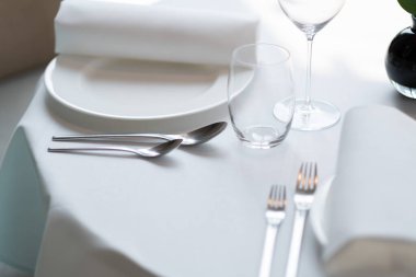 Restoranda bulaşık kaşığı çatalı.