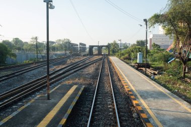  Demiryolu rayları, trenle seyahat.