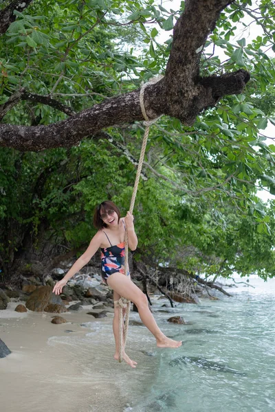 Porträtt Bikini Flicka Med Havet Bakgrund Asiatisk Kvinna Skönhet Koncep — Stockfoto