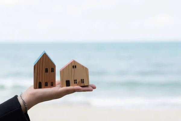 Klein Huis Model Bij Hand Met Zee Achtergrond Miniatuur Huis — Stockfoto