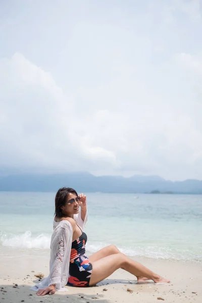 ポートレートビキニ女の子とともに海の背景 アジアの女性 美しさコンプ — ストック写真