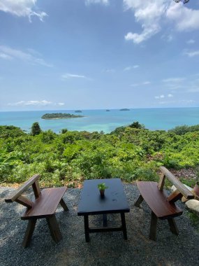 Okyanus arka planlı rahat sandalye, güzel manzara.