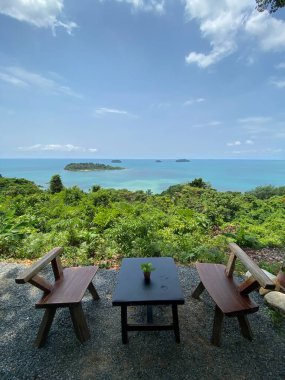 Okyanus arka planlı rahat sandalye, güzel manzara.