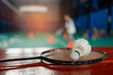 Badminton mekik siki ve raketi bulanık oyuncu arka grubuyla