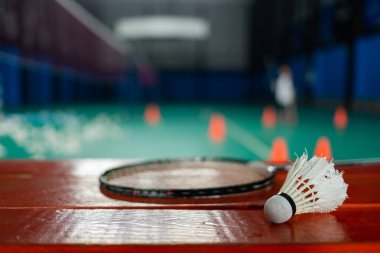 Badminton mekik siki ve raketi bulanık oyuncu arka grubuyla