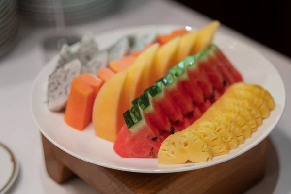 Frische Mischfrüchte Auf Teller Wassermelone Mit Ananas — Stockfoto