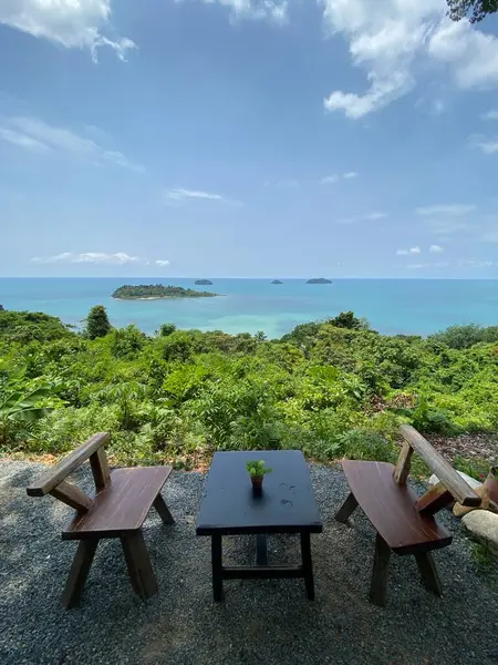 Okyanus arka planlı rahat sandalye, güzel manzara.