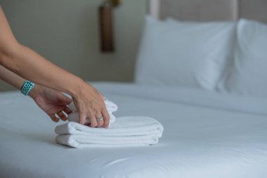 Otel temizliği, banyo havlusu, beyaz yatak, oda servisi.
