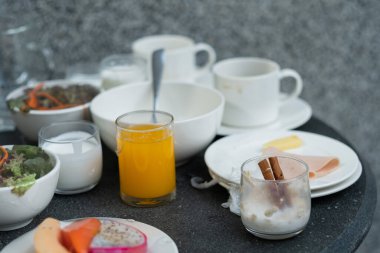  Parti sonrası yemek artıkları, kirli foo.