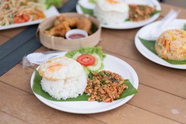  Fesleğen domuz pirinci ve sahanda yumurta. Tayland yemeği.