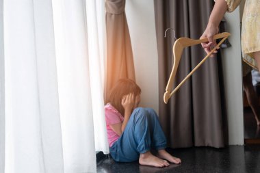 Anne çocuğuna vurdu, çocuklar ağlıyor, üzgün hissediyor, genç kız mutsuz, aile içi şiddet kavramı, seçici odaklanma ve yumuşak odaklanma