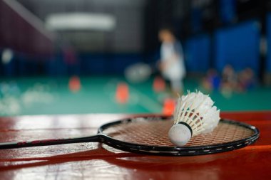 Badminton mekik siki ve raketi bulanık oyuncu arka grubuyla