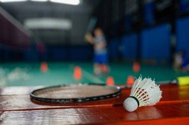 Badminton mekik siki ve raketi bulanık oyuncu arka grubuyla