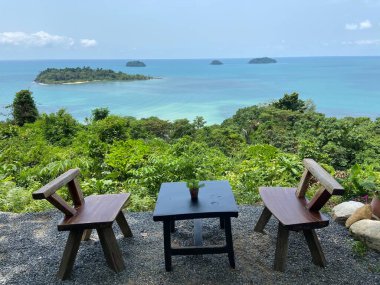 Okyanus arka planlı rahat sandalye, güzel manzara.