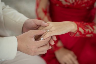 Yüzük tak, alyans tak, aşk çifti