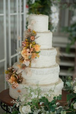 Arkası bulanık güzel bir düğün pastası.