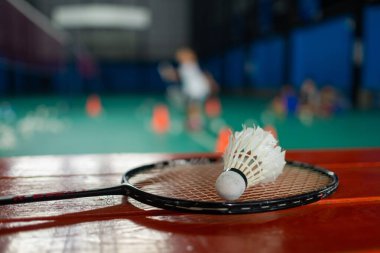 Badminton mekik siki ve raketi bulanık oyuncu arka grubuyla