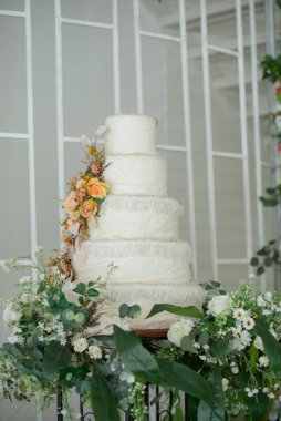 Arkası bulanık güzel bir düğün pastası.