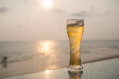 Deniz zeminli bir bardak bira, kutlama.