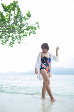 Deniz altyapısı olan bikinili kız, Asyalı kadın, güzellik danışmanı.