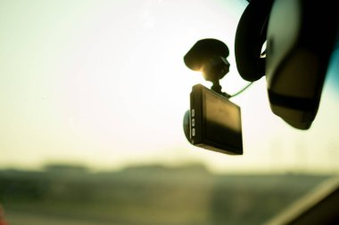 Araba kayıt cihazı, güvenlik kameraları, güvenlik ateşleyicileri.