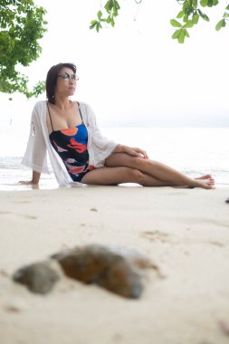 Deniz altyapısı olan bikinili kız, Asyalı kadın, güzellik danışmanı.