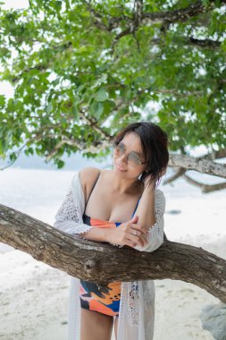 Deniz altyapısı olan bikinili kız, Asyalı kadın, güzellik danışmanı.