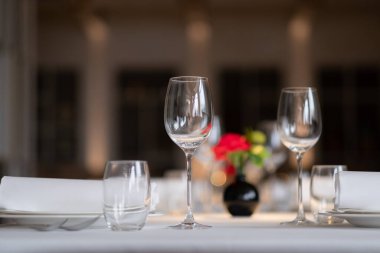 Masanın üzerinde bulanık yüzlü boş bir bardak su.