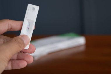 covid-19 negatif test sonucu antijen hızlı test kiti (ATK), test negatif bir resul gösterdi