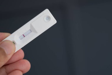 covid-19 negatif test sonucu antijen hızlı test kiti (ATK), test negatif bir resul gösterdi