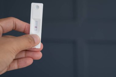 covid-19 negatif test sonucu antijen hızlı test kiti (ATK), test negatif bir resul gösterdi