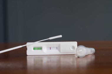 covid-19 negatif test sonucu antijen hızlı test kiti (ATK), test negatif bir resul gösterdi
