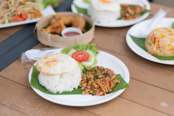 Fesleğen Domuz Pirinci Sahanda Yumurta Tayland Yemeği — Stok fotoğraf